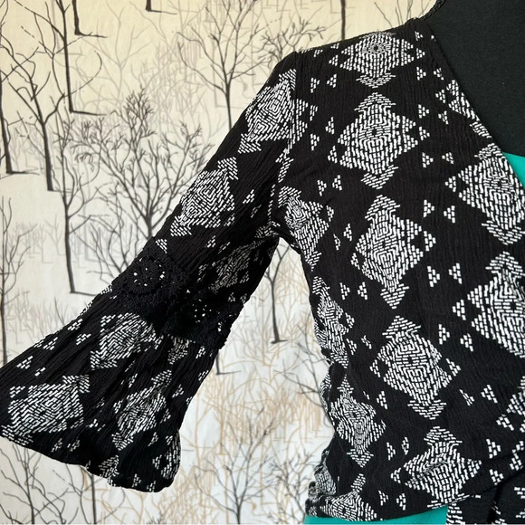 3/4 Bell Sleeves Cropped Shrug Bolero Cardigan Xhilaration Black and White Boho - Picture 4 of 12